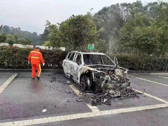 Managing Electric Vehicle Fires: Specialized Training for First Responders - Redway Battery Managing Electric Vehicle Fires: Specialized Training for First Responders